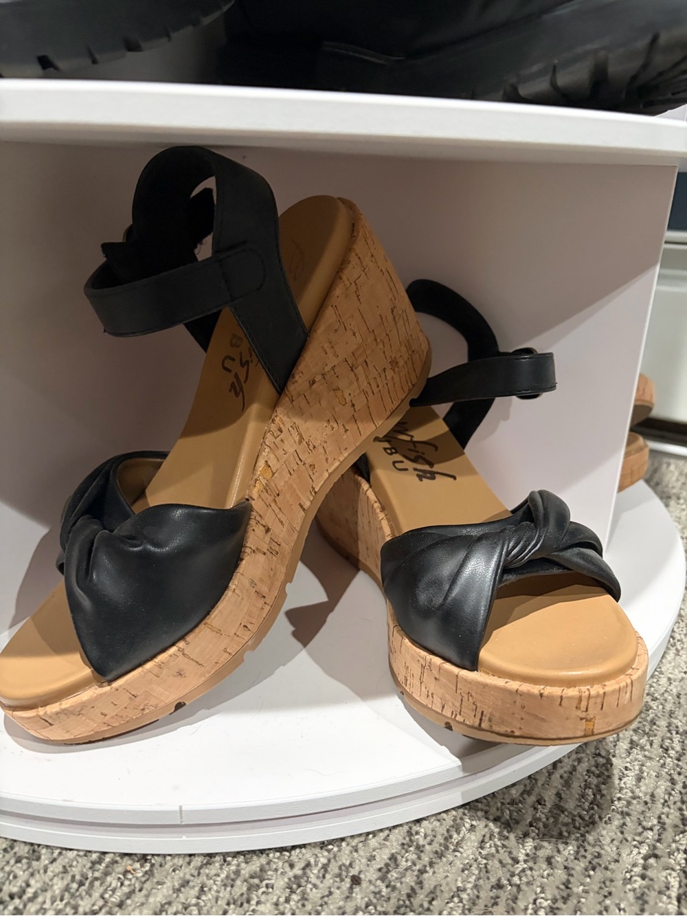 Beautiful Blowfish Sandals Black Bow Tie Front Comfortable cushion Trendy Size 8